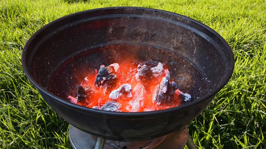 Sobald die Tage wärmer werden, zieht es uns samt Grillzange nach draußen. Unter freiem Himmel, Fleisch, Feuer und Rauch – das erinnert ein wenig an Steinzeit und an eine ursprüngliche Art des Kochens.