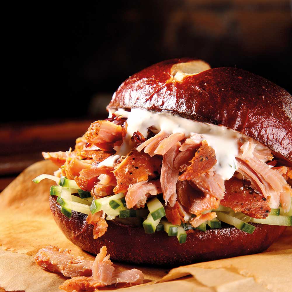 Gyros-Burger mit Laugenbun - carneo Gyros-Burger mit Laugenbun - carneo